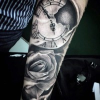 Tatuaje en el antebrazo, reloj roto con rosa simple
