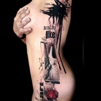 Interessant gestaltetes  mehrfarbiges Tattoo mit Schriftzug und Blumen auf der Brust und Oberschenkel