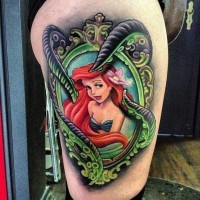 Tatuaje multicolor en el muslo,  sirena Ariel linda