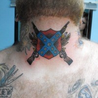 interessante differenti colori scudo tatuaggio su collo