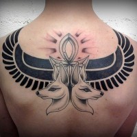 Tatuaje en la espalda alta,  perros bonitos con símbolo y alas negras, tema egipcio