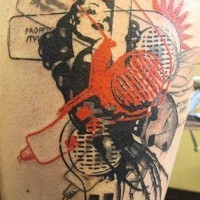 Interessante modische  farbige Frau mit Haartrockner Tattoo auf Oberschenkel