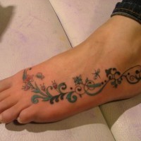 Tatuaje en el pie, patrón floral multicolor