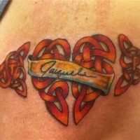 Tatuaje en el brazo,
corazón con nudo de dos partes, estilo  celta