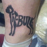 Interessant aussehendes Blackwork Stil Bein Tattoo mit Schriftzug in der Form vom Hund