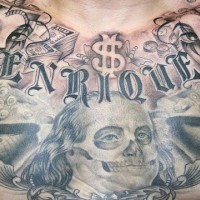 Interessant aussehendes farbiges Geldscheine Tattoo auf der Brust mit Schriftzug