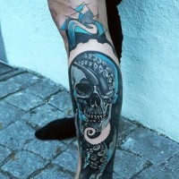 Tatuaje colorido en la pierna,
cráneo fascinante con tentáculos de pulpo