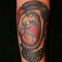 Tatuaje en el antebrazo, retrato de hombre con corazón en lugar de cara