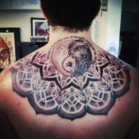Tatuaje en la espalda, encaje interesante con símbolo yin yang