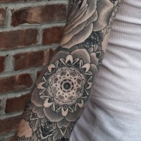 interessante dipinto bianco e nero grande dettagliato fiore tatuaggio avambraccio