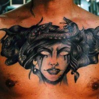 Tatuaje en el pecho,  cabeza de Medusa Gorgona espeluznante sin ojos