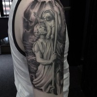 Tatuaje en el brazo,
estatua de hombre con ángel pequeño