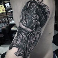 interessante dipinto nero e bianco uomo anziano con onde tatuaggio a mezza manica