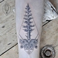 Interessanter gemalter schwarzer  großer einsamer Baum Tattoo am Arm