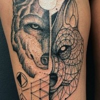 Interesante tatuaje de muslo tinta negra pintada de varios retratos de lobos y figuras geométricas
