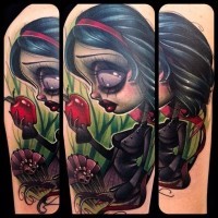 Interessante gemalt bunte kleine Hexe Tattoo am Arm mit rotem Apfel