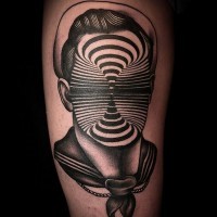 Tatuaje  de cara de hombre con ornamento hipnótico