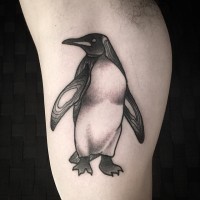 Tatuaje  de pingüino encantado de colores gris y negro