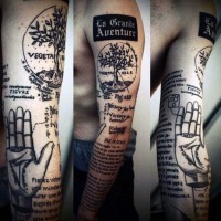 Tatuaje en el brazo, tema científico con mano, árbol e inscripciones