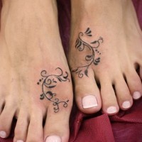 Tatuaje en los pies, planta trepadora, tinta negra