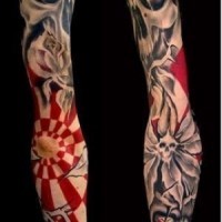 Tatuaje en el brazo completo, cráneo con flores diferentes extrañas