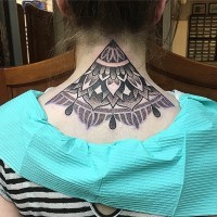 Interessanter Stil bemaltes und gefärbtes Hals Tattoo mit  Zierpflanzen