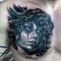 Tatuaje en el pecho,  Medusa asombrosa con serpientes en lugar de pelo