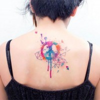 Interessantes Aquarell Friedenszeichen mit geometrischen Figuren Tattoo am oberen Rücken