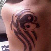 Tatuaggio sulla spalla il disegno nero in stile Yin-Yang