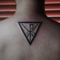 Tatuaje en la espalda, cristograma  Chi Rho en triángulo, tinta negra