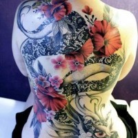 Tatuaje en la espalda, dragón entretejido y flores rojas
