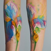 Tatuaggio impressionante sul braccio l'iris colorato