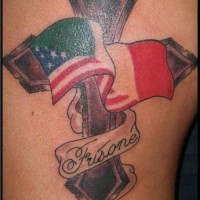 Tatuaje de cruz metálica con bandera de américa e italia