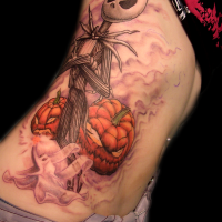 Jack Skellington cartoonischer Held und Halloween Kürbisse Seite Tattoo mit violettem Dunst