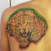 Tatuaje en el hombro, jaguar peligroso con ojos azules