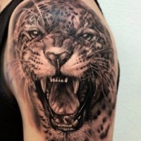 Jaguar knurrt Tattoo an der Schulter Idee