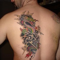 Japanischer bunter Drache Tattoo am Rücken