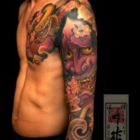 Tatuaje en el brazo, máscara japonesa de un demonio