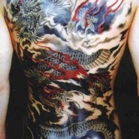 Tatuaje en la espalda, dragón japonés de colores oscuros