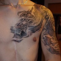 Tatuaje en el brazo y pecho, dragón japonés