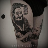 Tatuaje en la pierna, emperador japonés, tinta negra
