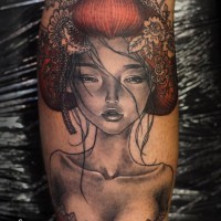 Tatuaje en la pierna, geisha con el peinado bonito