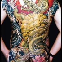 Tatuaje en la espalda, paisaje con dragón japonés