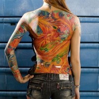 Tatuaggio impressionante sulla schiena il dragone gigantesco