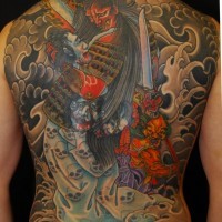 samurai giapponese battaglia tatuaggio colorato sulla schiena