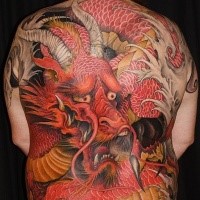 Japanischer Stil enormes farbiges Tattoo am ganzen Rücken mit fantastischem Drachen