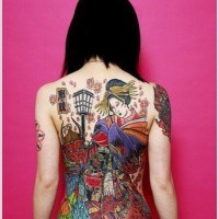 Tatuaje en la espalda, geisha en la calle japonesa