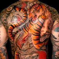 Tatuaje en la espalda, tigre salvaje de color brillante