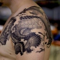 Japanisches traditionelles schwarzes Drachenschwanz Tattoo auf der Schulter