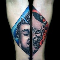 Japanisches traditionelles farbiges Unterarme Tattoo von dämonischem Gesicht mit Buddhas Gesicht